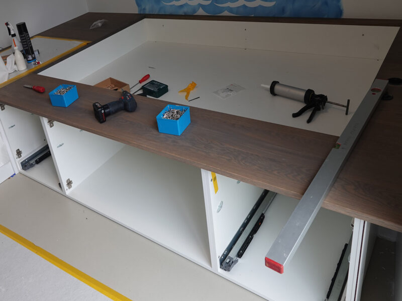 Montagearbeiten Podestbett mit aufgesetztem Schrank und integrierten Schubladen