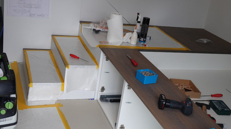 Montagearbeiten Podestbett mit aufgesetztem Schrank und integrierten Schubladen